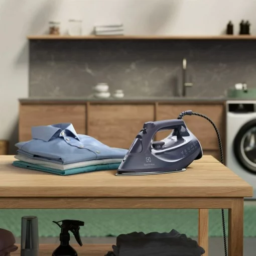 Праска Electrolux, 2500Вт, 330мл, паровий удар 200гр, керам. підошва, блакитний